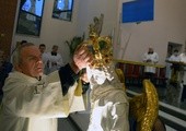 Koronę na głowę figury św. Michała Archanioła nakłada proboszcz ks. kan. Kazimierz Marchewka
