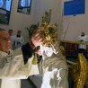 Koronę na głowę figury św. Michała Archanioła nakłada proboszcz ks. kan. Kazimierz Marchewka