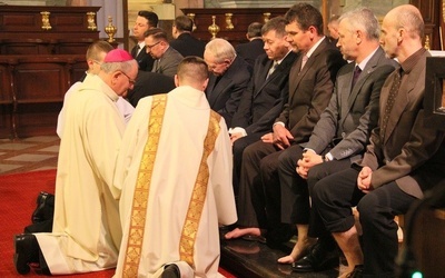 Obrzęd umycia nóg jest elementem liturgii wielkoczwartkowej 