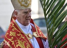 Msza św. rozpoczęła się procesją z gałązkami palmowymi.