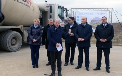 Podczas konferencji prasowej trwały prace budowlane przy inwestycji sąsiadującej z placem przyszłej hali. - To dobrze wróży na przyszłość - mówili z uśmiechem uczestnicy spotkania