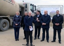 Podczas konferencji prasowej trwały prace budowlane przy inwestycji sąsiadującej z placem przyszłej hali. - To dobrze wróży na przyszłość - mówili z uśmiechem uczestnicy spotkania