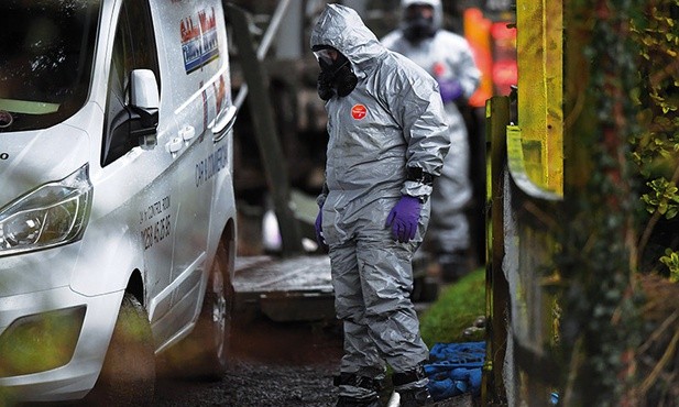 W Salisbury w kontakt z trucizną weszło przynajmniej 131 osób. Każda z nich jest bacznie obserwowana oraz ma zakaz kontaktowania się z innymi ludźmi. Zadecydowano, żeby zamknąć ulicę, przy której stoi dom pierwszej osoby mającej kontakt ze Skripalami.