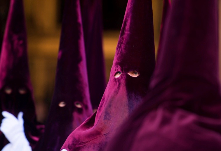 Kim są osoby w kapturach, które masowo wyszły na ulice w Wielkim Tygodniu?