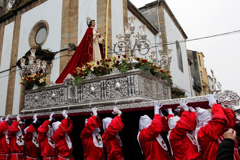 Kim są osoby w kapturach, które masowo wyszły na ulice w Wielkim Tygodniu?