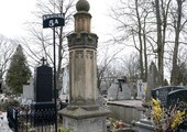 Zebrane datki zostaną przeznaczone na renowację nagrobka w kształcie obelisku, gdzie spoczął ks. Michał Kobierski, zmarły w 1876 r. proboszcz radomskiej fary, zaangażowany w pomoc podczas powstania styczniowego