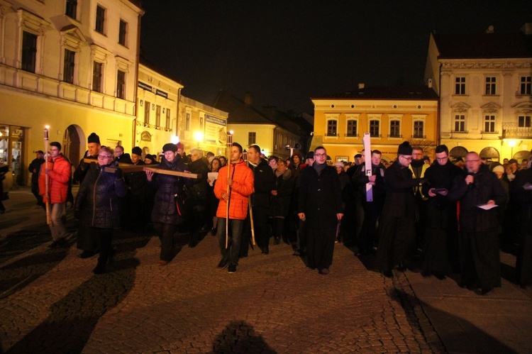 Droga Krzyżowa ulicami Tarnowa