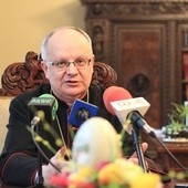 Biskup opolski Andrzej Czaja podczas składania życzeń wielkanocnych