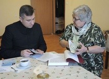 Ks. Krzysztof Rębisz i Jadwiga Mikuła, czuwający nad Apostolatem Margaretka w diecezji bielsko-żywieckiej