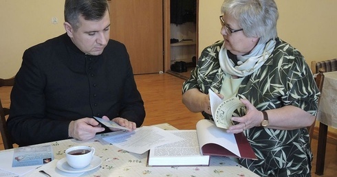 Ks. Krzysztof Rębisz i Jadwiga Mikuła, czuwający nad Apostolatem Margaretka w diecezji bielsko-żywieckiej