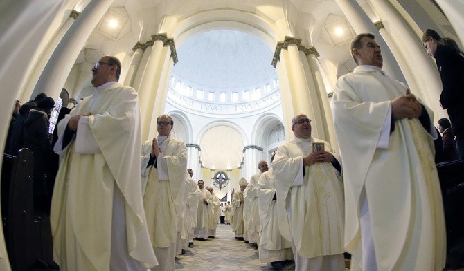 Kapłanie, służ w Kościele pełnym Jego mocy