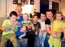 Na rodzinnej kanapie Andrzej i Ewa z Kubą, Adasiem, Mikołajem, Martynką i Tobiaszem