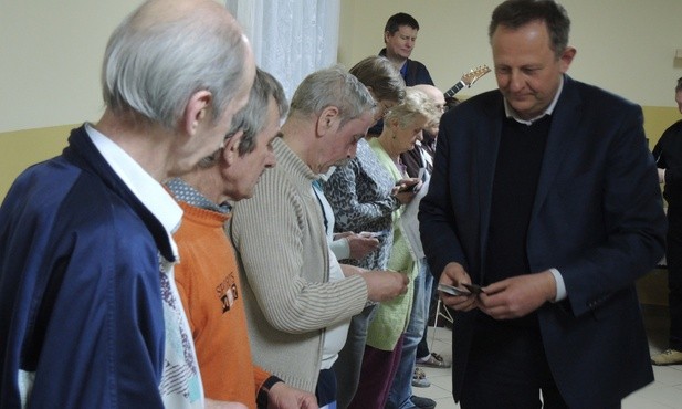 Prezenty dla mieszkańców schroniska: różańce i obrazki ze Słowem Bożym