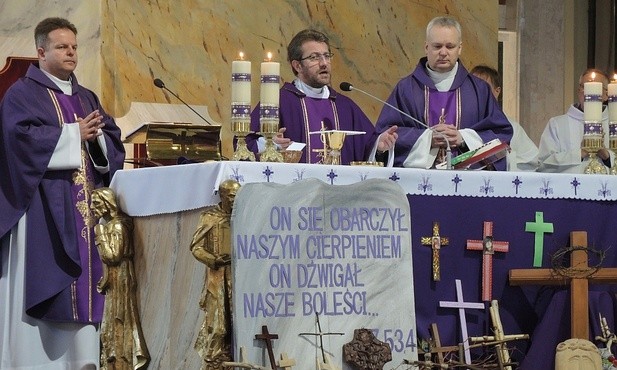 Księża: Sebastian Rucki, Marcin Żydzik SDS i Ryszard Knapik, sprawowali Mszę św. w intencji uczestników ewangelizacji "Krzyż Nadziei wbrew nadziei"