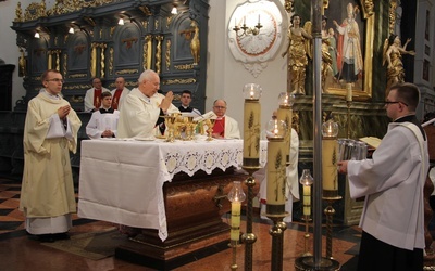 Bp Andrzej F. Dziuba błogosławi olej chorych