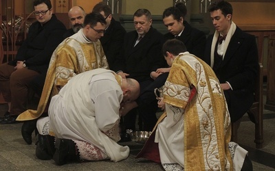 Bp Piotr Greger obmywa stopy mężczyznom w katedrze św. Mikołaja