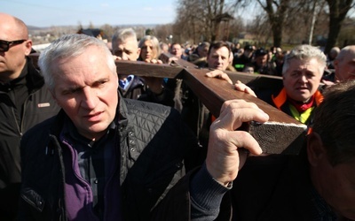 Droga z krzyżem do relikwii Drzewa Krzyża Świętego