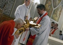 Jako pierwszy podczas adoracji krzyża wizerunek Ukrzyżowanego ucałował bp Adam Odzimek