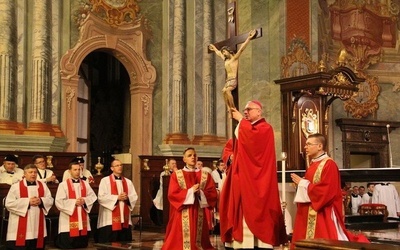 W centrum wielkopiątkowej liturgii stoi Krzyż Jezusa Chrystusa