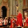 W centrum wielkopiątkowej liturgii stoi Krzyż Jezusa Chrystusa
