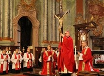 W centrum wielkopiątkowej liturgii stoi Krzyż Jezusa Chrystusa