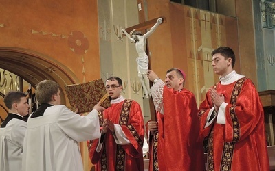 Krzyż stanął w centrum liturgii w Wielki Piątek