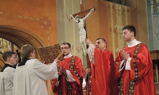 Krzyż stanął w centrum liturgii w Wielki Piątek