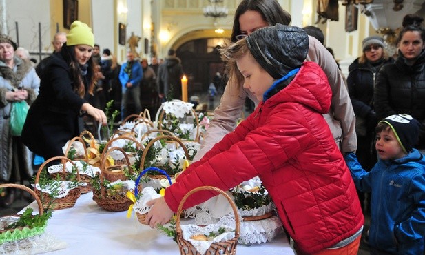Symbolika święconki i tradycja śniadania wielkanocnego