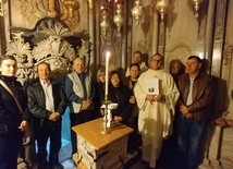 W Przedsionku Anioła w kaplicy Grobu Pańskiego w Jerozolimie