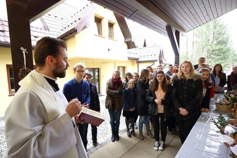 Triduum Paschalne w Bystrej - kolorowe pisanki i święconka