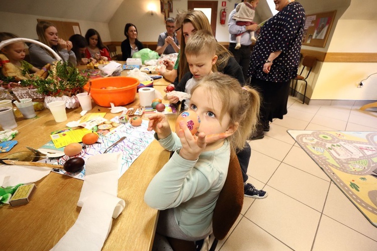 Triduum Paschalne w Bystrej - kolorowe pisanki i święconka