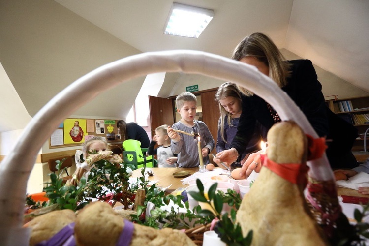 Triduum Paschalne w Bystrej - kolorowe pisanki i święconka