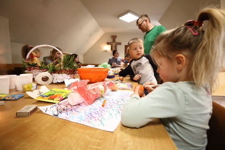 Triduum Paschalne w Bystrej - kolorowe pisanki i święconka