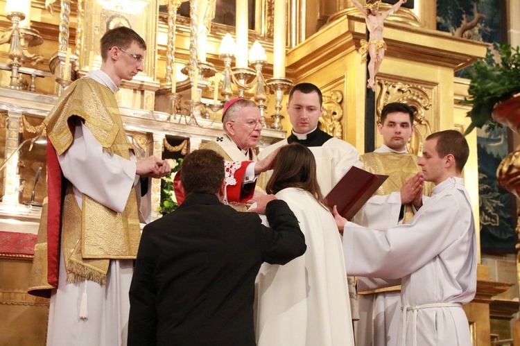 Liturgia Wigilii Paschalnej na Wawelu - chrzest katechumenów