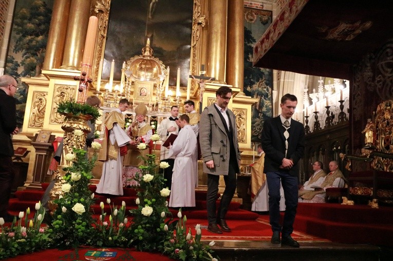 Liturgia Wigilii Paschalnej na Wawelu - chrzest katechumenów