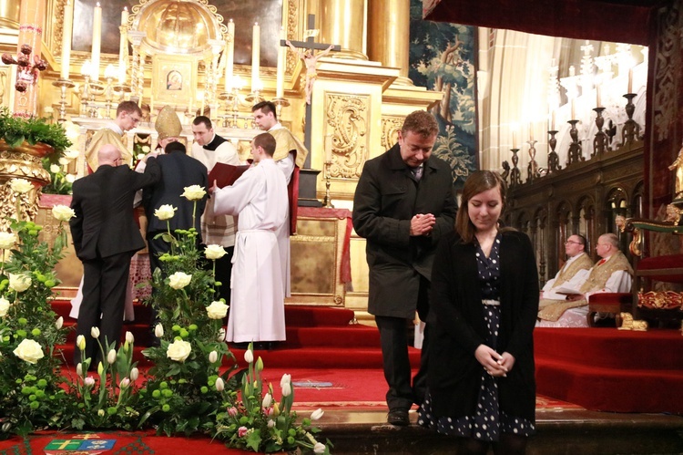 Liturgia Wigilii Paschalnej na Wawelu - chrzest katechumenów