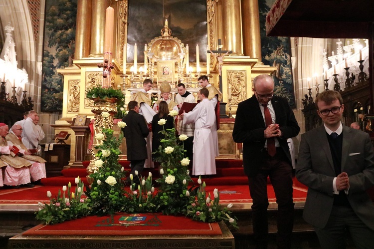 Liturgia Wigilii Paschalnej na Wawelu - chrzest katechumenów