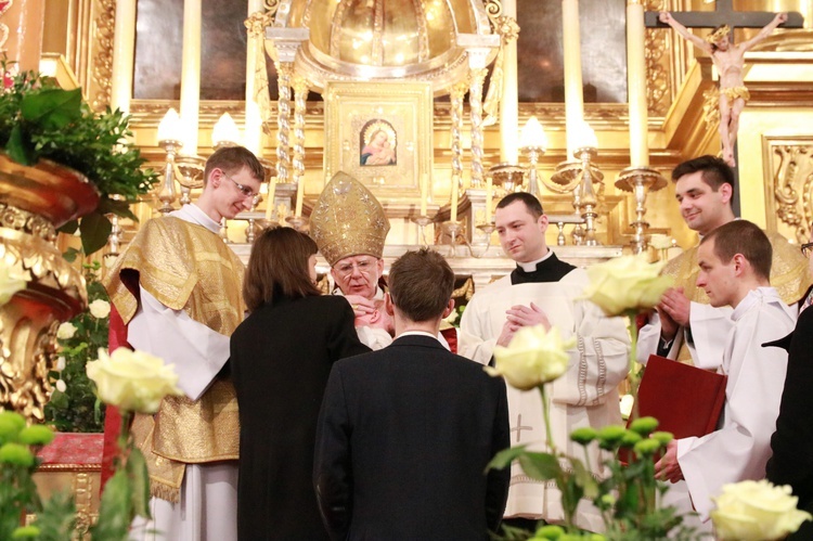 Liturgia Wigilii Paschalnej na Wawelu - chrzest katechumenów