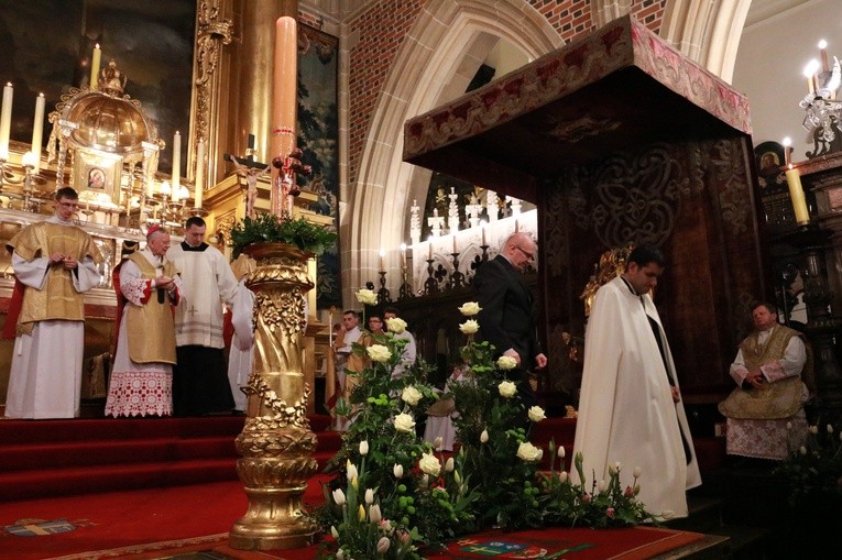 Liturgia Wigilii Paschalnej na Wawelu - chrzest katechumenów