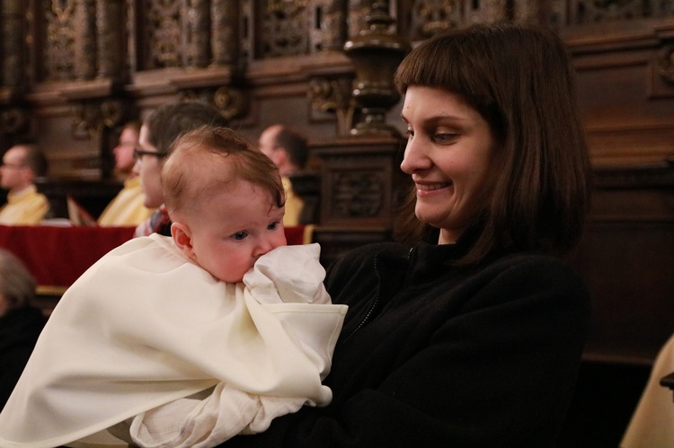 Liturgia Wigilii Paschalnej na Wawelu - chrzest katechumenów