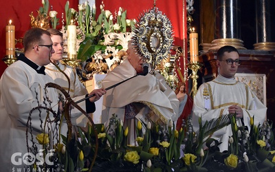 Biskup z monstrancją w ręku odśpiewał tradycyjną pieśń wielkanocną.