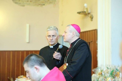 Śniadanie z ubogimi w parafii św. Ap. Piotra i Pawła