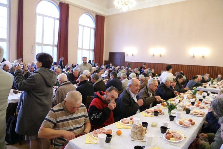 Śniadanie z ubogimi w parafii św. Ap. Piotra i Pawła