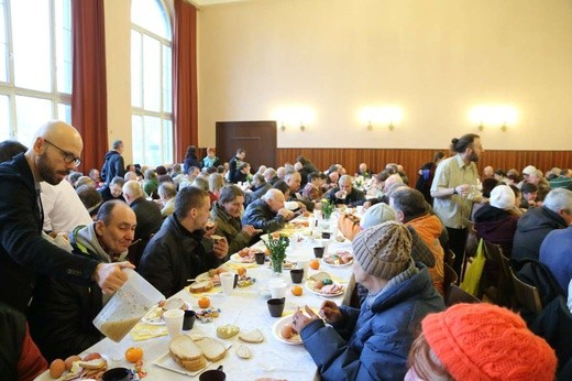 Śniadanie z ubogimi w parafii św. Ap. Piotra i Pawła