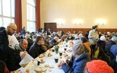 Śniadanie z ubogimi w parafii św. Ap. Piotra i Pawła