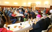 Śniadanie z ubogimi w parafii św. Ap. Piotra i Pawła