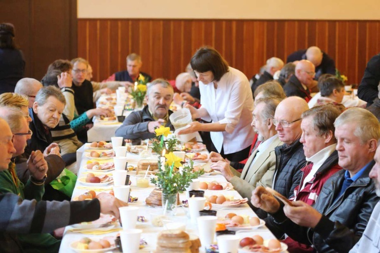 Śniadanie z ubogimi w parafii św. Ap. Piotra i Pawła