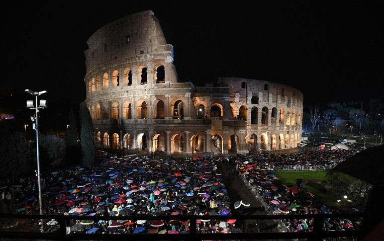 Wzrost liczby uczestników Wielkiego Tygodnia i Świąt Wielkanocnych w Rzymie