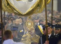 Z całym Kościołem dzisiaj wielbimy Chrystusa, że przeszedł przez ziemię dobrze czyniąc, bo przyszedł, aby nas zbawić. A dziś w szczególny sposób wielbimy go za ten niezwykły cud zmartwychwstania