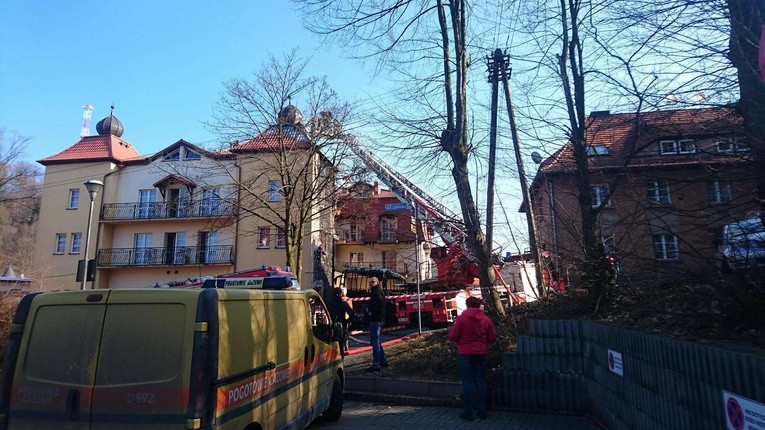 Zabezpieczanie konstrukcji dachu na budynku